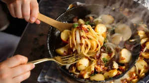 « Je la prépare en 10 minutes » : ma poêlée poireaux-pommes-lardons rapide pour toute la famille